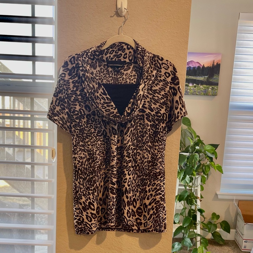 Isabella Rodriguez short sleeve top. Size Large